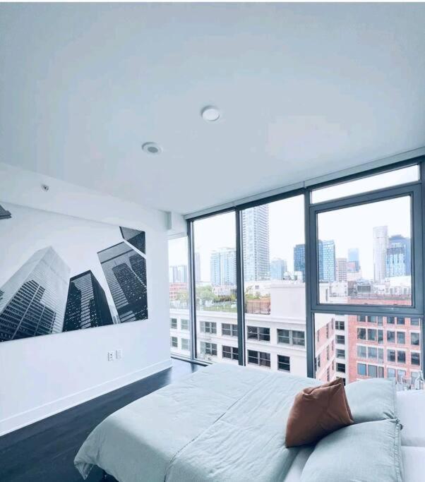 Snazzy 3bed Highrise With Pool, & Rooftop Deck *