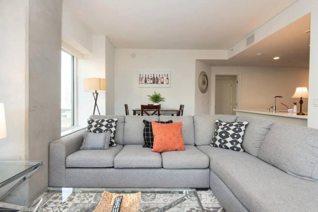 Snazzy 3bed Highrise With Pool, & Rooftop Deck * Los Angeles