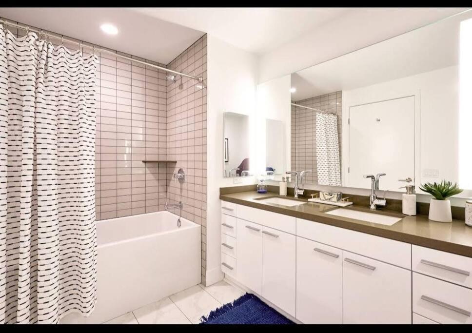 Snazzy 3bed Highrise With Pool, & Rooftop Deck