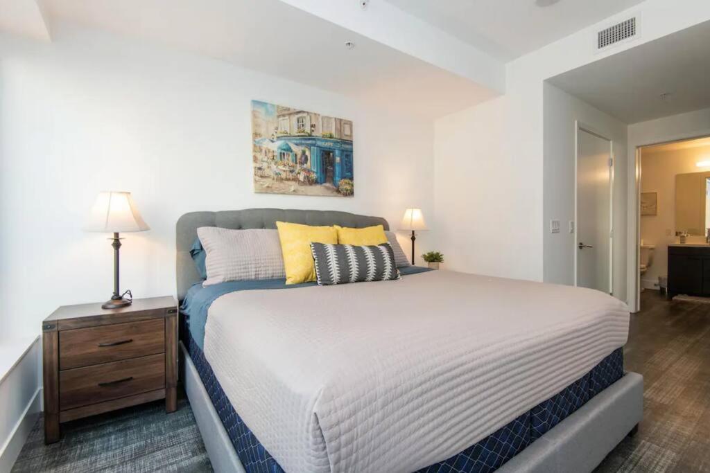 Snazzy 3bed Highrise With Pool, & Rooftop Deck Los Angeles