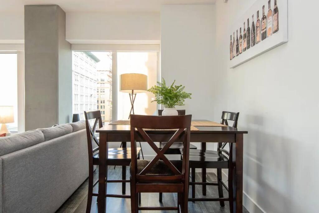 Snazzy 3bed Highrise With Pool, & Rooftop Deck *