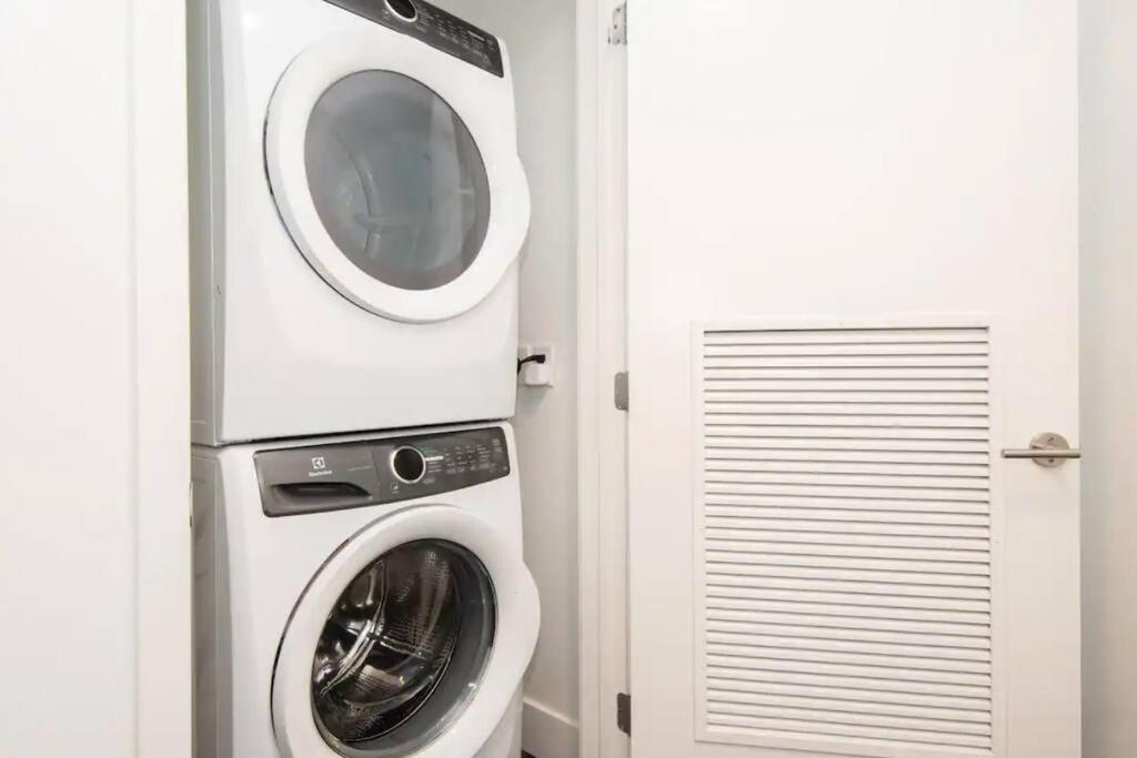 Snazzy 3bed Highrise With Pool, & Rooftop Deck Apartment *