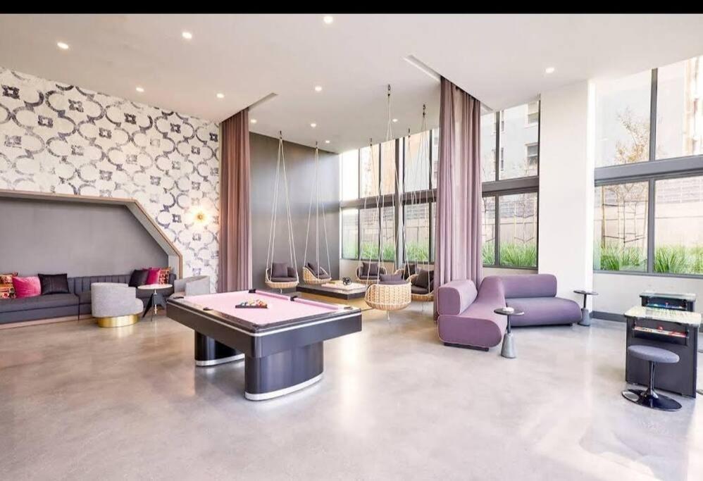 Apartment Snazzy 3bed Highrise With Pool, & Rooftop Deck *