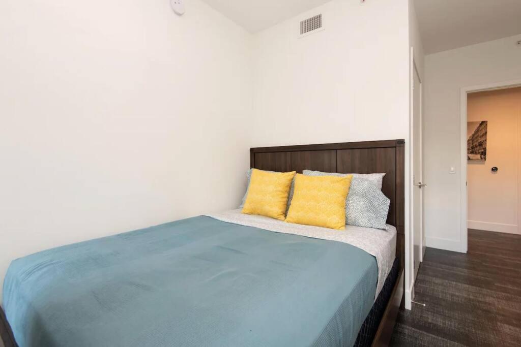 Snazzy 3bed Highrise With Pool, & Rooftop Deck Apartment *