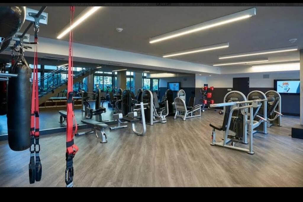Snazzy 3bed Highrise With Pool, & Rooftop Deck * Los Angeles