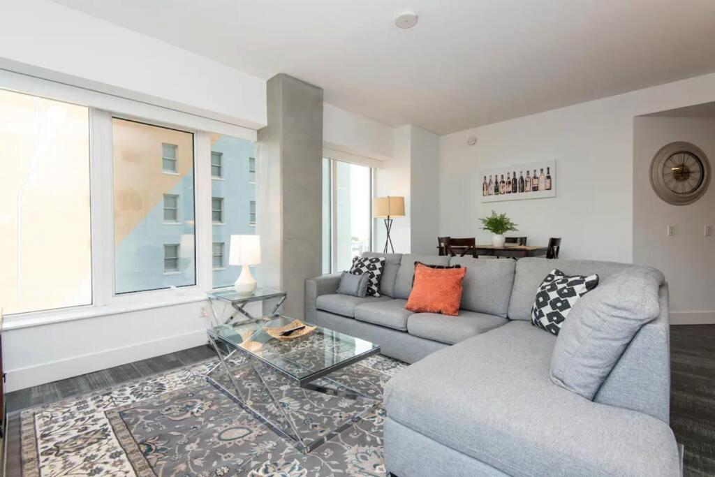 Apartment Snazzy 3bed Highrise With Pool, & Rooftop Deck Los Angeles