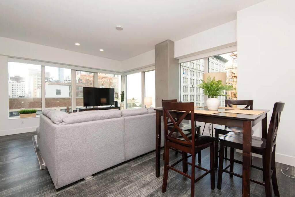 Snazzy 3bed Highrise With Pool, & Rooftop Deck Apartment