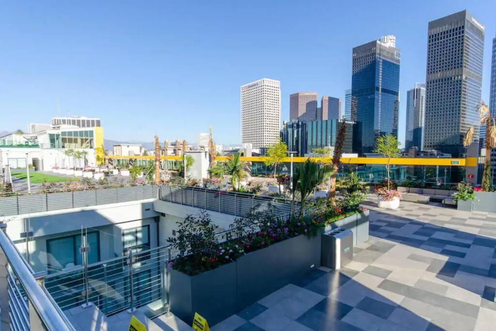 Apartment Snazzy 3bed Highrise With Pool, & Rooftop Deck *