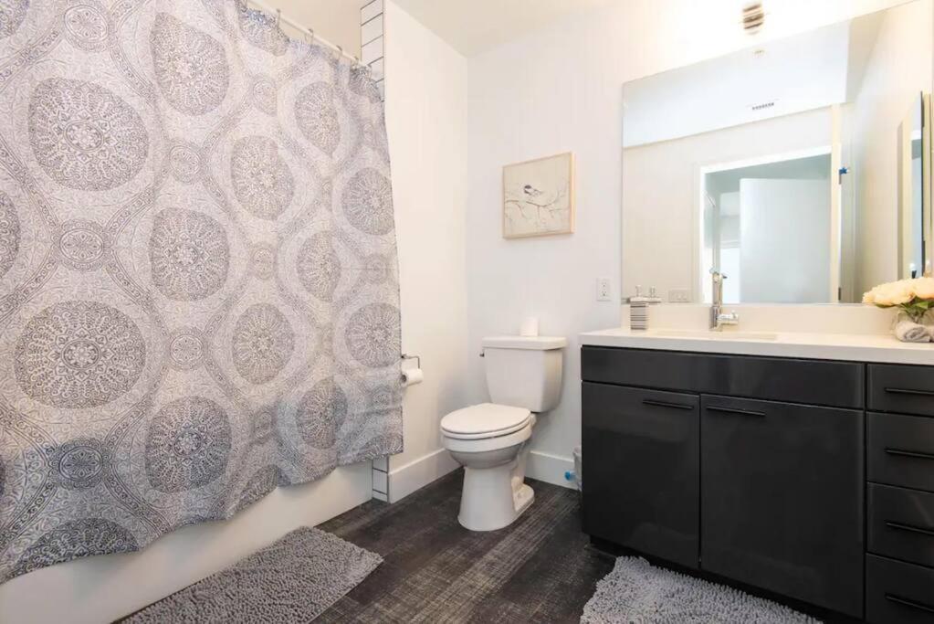 Snazzy 3bed Highrise With Pool, & Rooftop Deck Apartment *