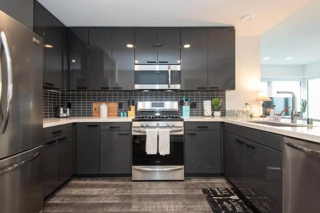 Snazzy 3bed Highrise With Pool, & Rooftop Deck Los Angeles