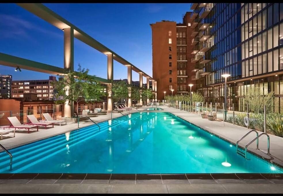 Apartment Snazzy 3bed Highrise With Pool, & Rooftop Deck *