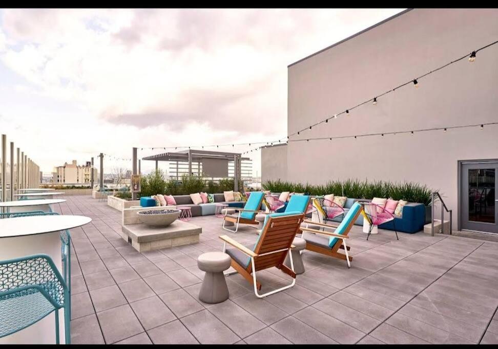 Snazzy 3bed Highrise With Pool, & Rooftop Deck Apartment *