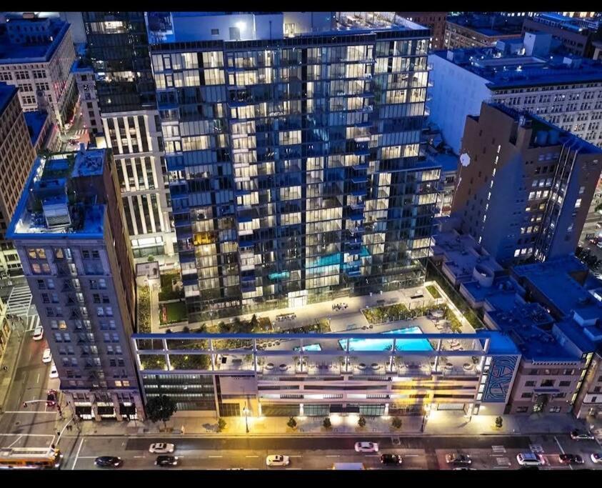 Snazzy 3bed Highrise With Pool, & Rooftop Deck * Los Angeles