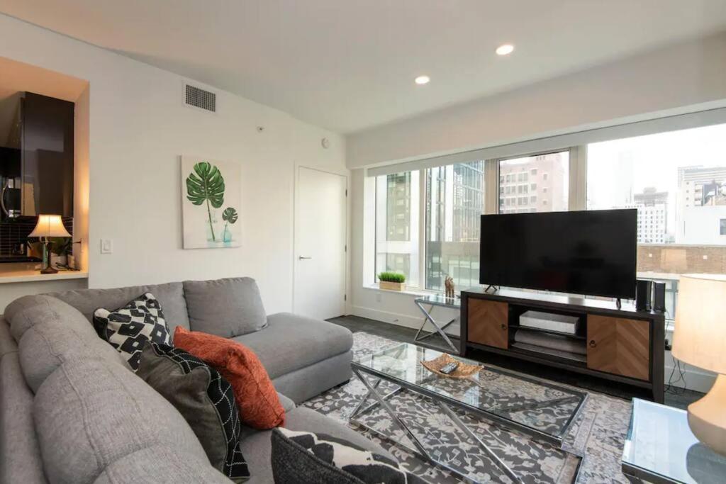 Apartment Snazzy 3bed Highrise With Pool, & Rooftop Deck