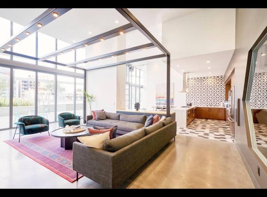 Snazzy 3bed Highrise With Pool, & Rooftop Deck *