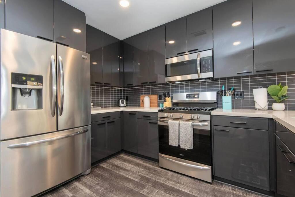 Snazzy 3bed Highrise With Pool, & Rooftop Deck Los Angeles