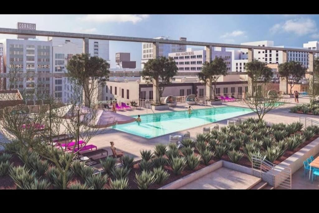 Snazzy 3bed Highrise With Pool, & Rooftop Deck *