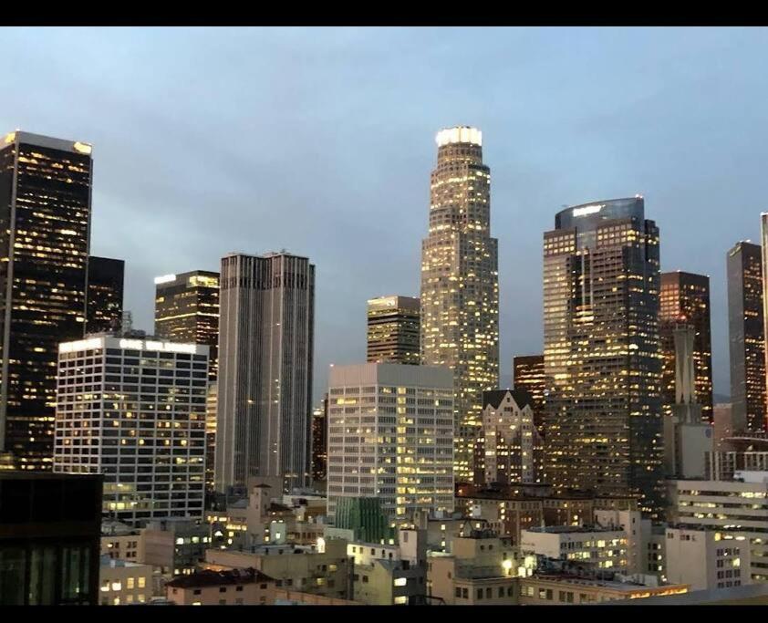 Snazzy 3bed Highrise With Pool, & Rooftop Deck * Los Angeles